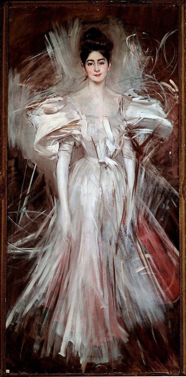 Giovane donna vestita di raso bianco